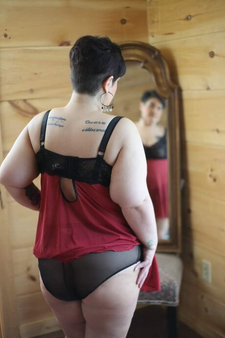 Buxom Booty onlyfans leaked.