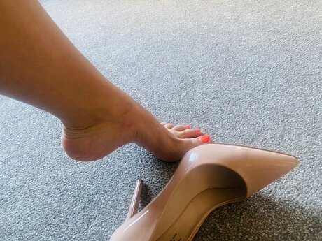 AlicesFeetAndABitMore en onlyfans