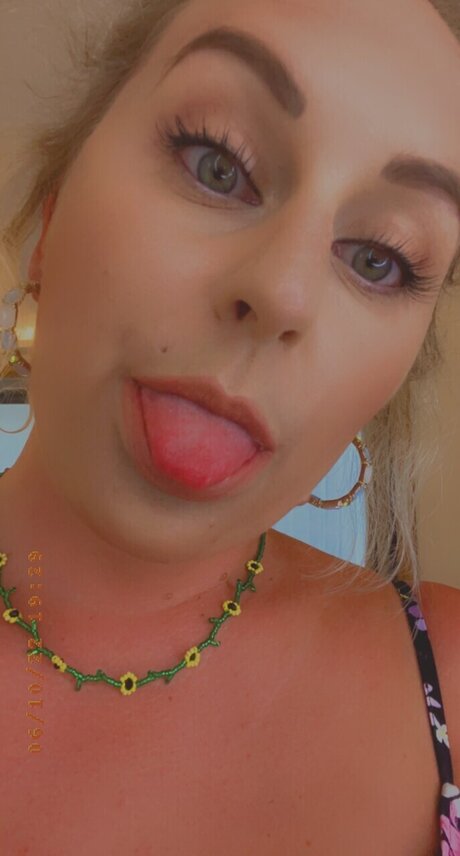 Daisie James pics onlyfans