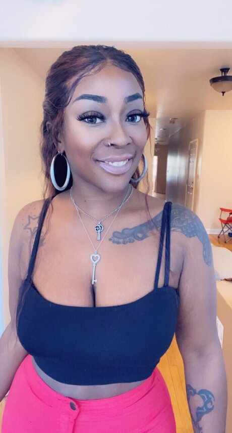 Fefetwochains onlyfans