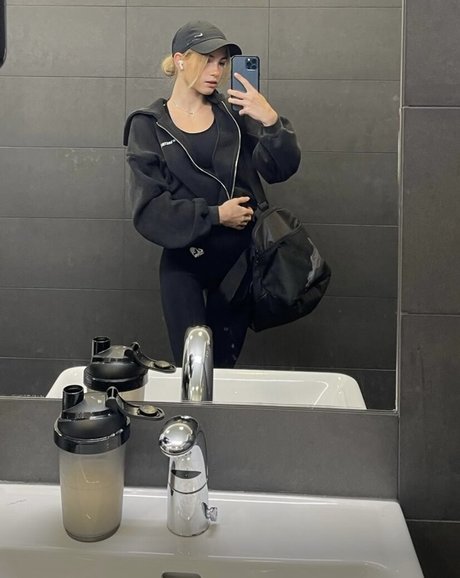 fab ienne0805 onlyfans model