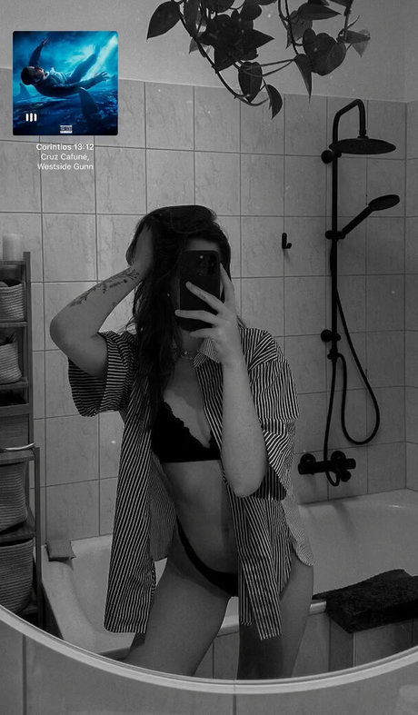 Leonie Busse onlyfans nude pictures