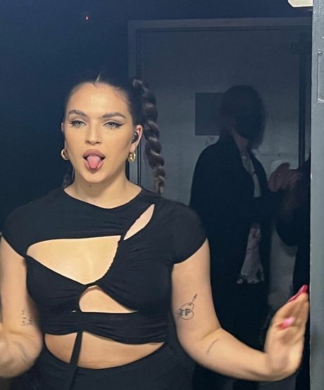 Mae Muller onlyfans leaked.