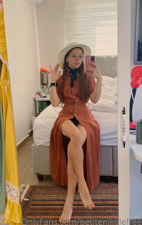 petitenikolefree onlyfans ass
