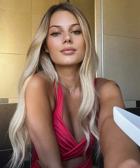 Nolwenn Dis onlyfans leaked.