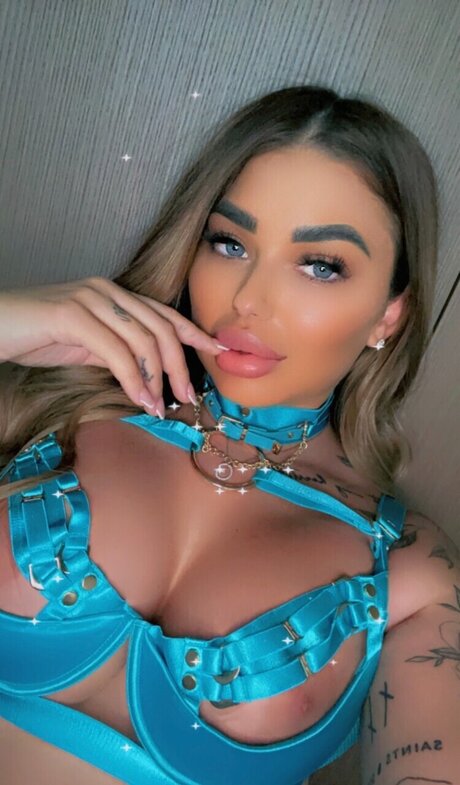 Curvy Tattooed Goddess onlyfans free