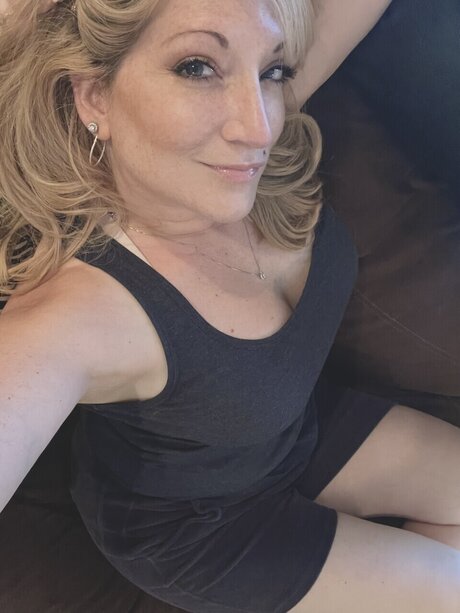 Yourneighborhoodmom leaked onlyfans