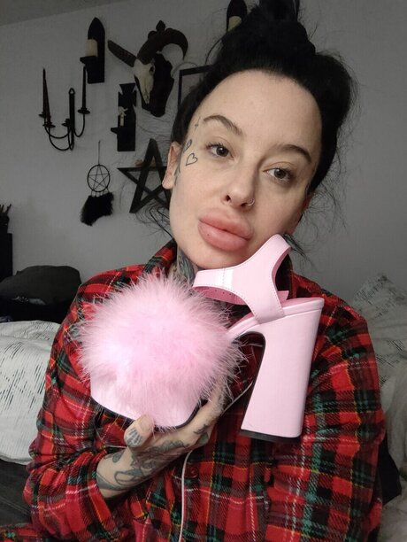 Hanlovesshoes naked on onlyfans