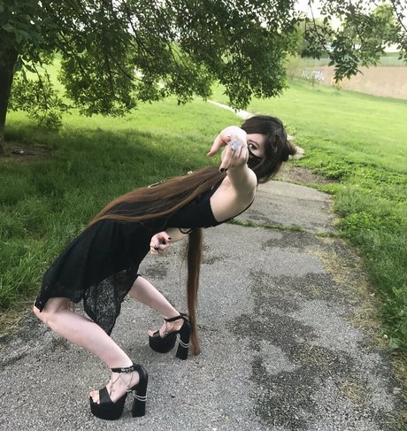 _elaine arbor onlyfans strip tease