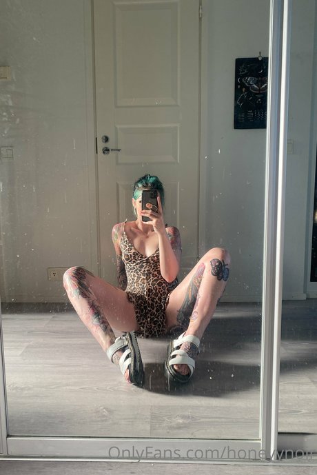 Honeyy Noir sexy onlyfans