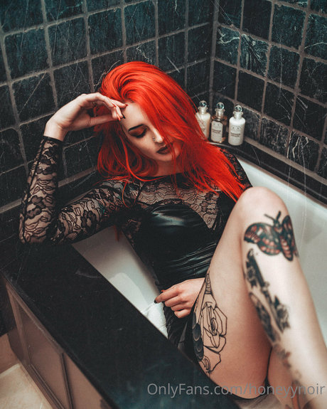 Honeyy Noir strip onlyfans