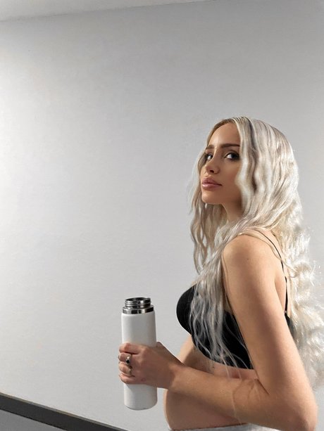 Naomi Woods onlyfans leaks