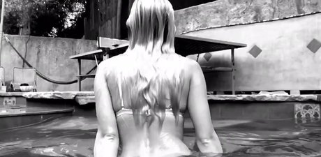 Naomi Woods onlyfans leakes