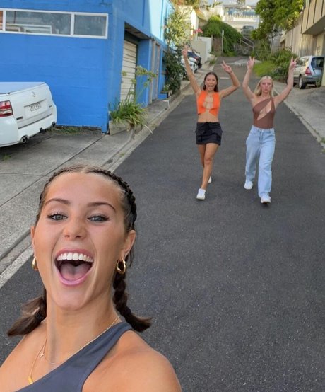 Emilia Dettorre onlyfans striptease