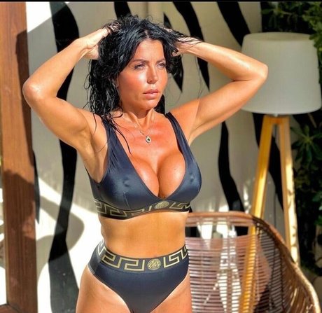 Elsa Marra onlyfans strip tease