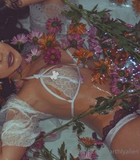 earthlyalien pics onlyfans