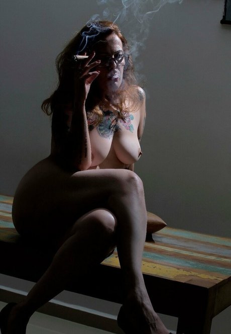 lady smoker queen onlyfans leaks naked