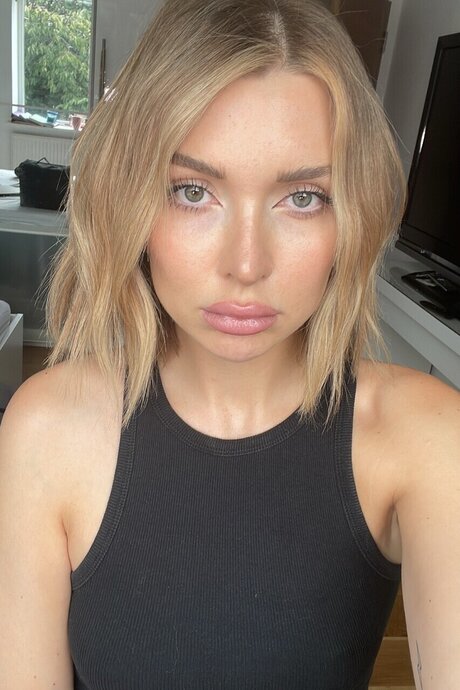 Penelope Trash onlyfans leaked tits