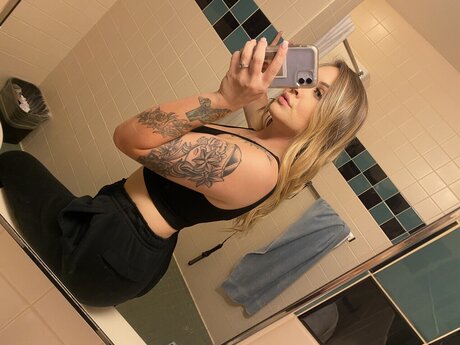 Averi_ leaked nudes onlyfans