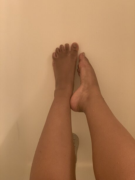 LickMyFeet13 onlyfans content