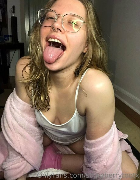 strawberrytootx onlyfans leaks nudes