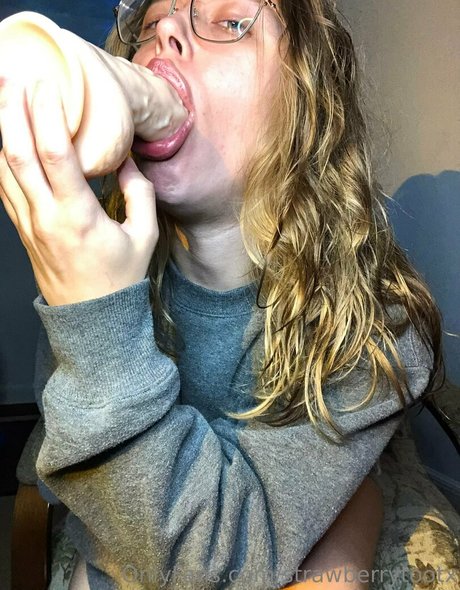 strawberrytootx hot onlyfans