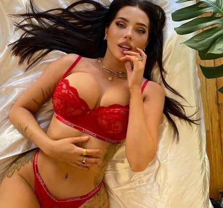 Raha Vakili onlyfans leak ass