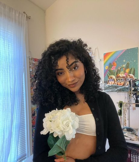 krystalogy Profile pic