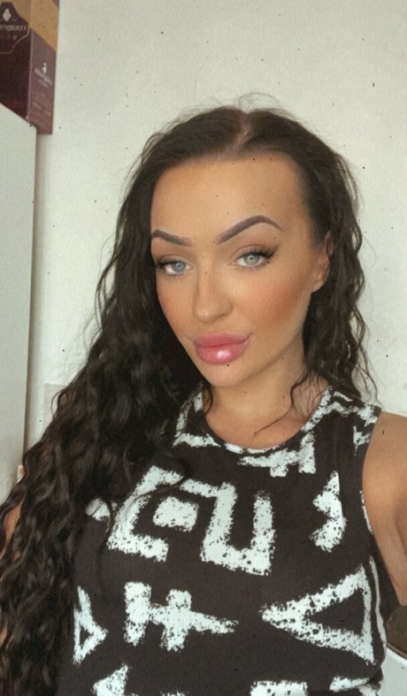 uksophiasnow onlyfans leaked photos