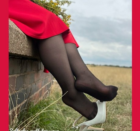 softsoles prettytoesxoxo nudes onlyfans leaks