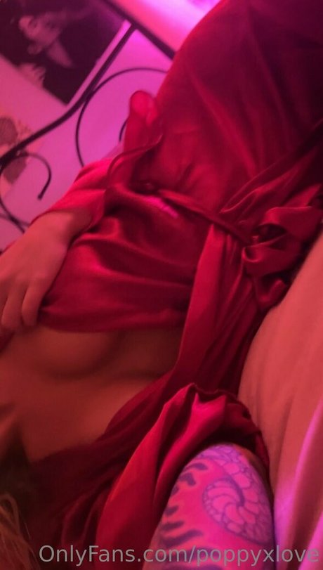 poppyxlove onlyfans striptease