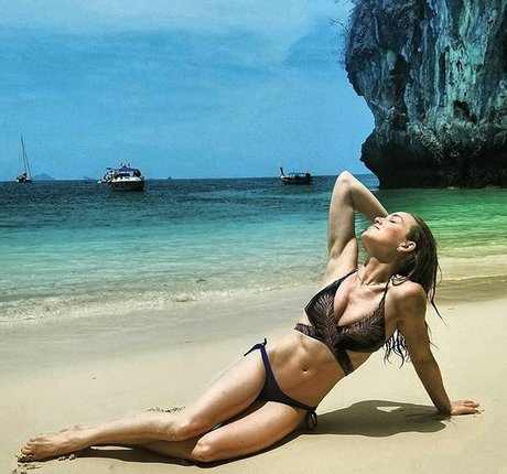 Caity Lotz onlyfans leajs