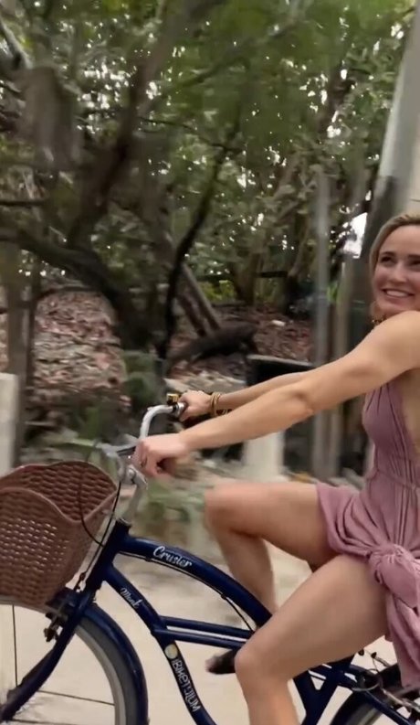 Caity Lotz naked onlyfans leak