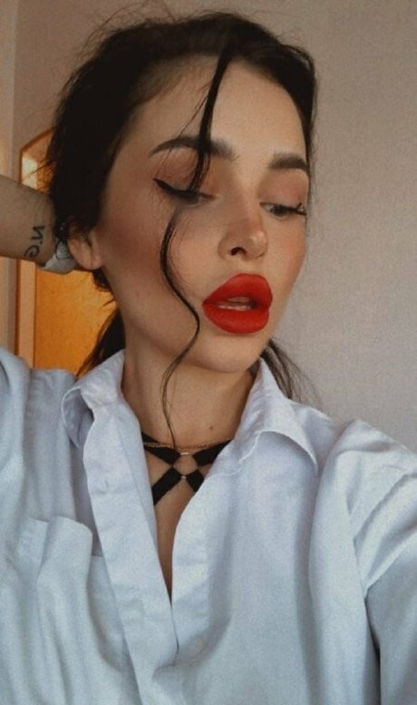 Mila Moore naked onlyfans leaked