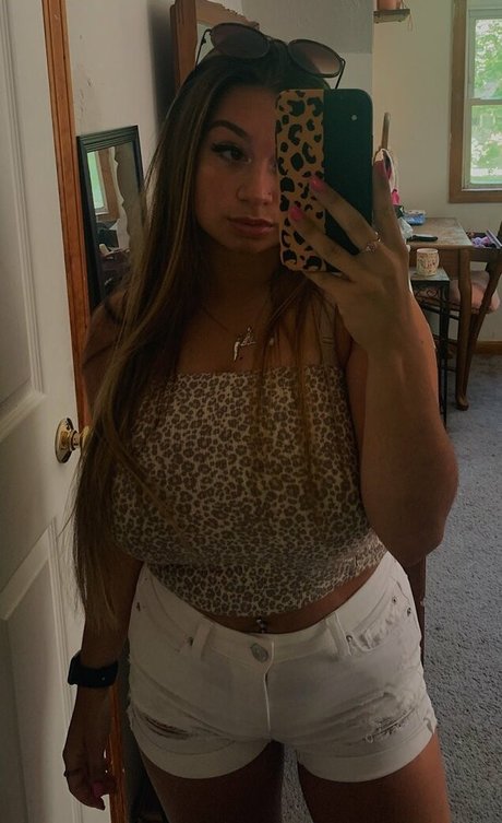 Lauren Risotti onlyfans model photos