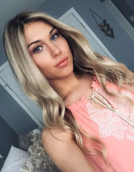 Dezmin Schubel onlyfans model images