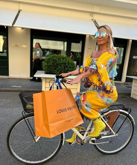 Mara Traversi onlyfans strip tease