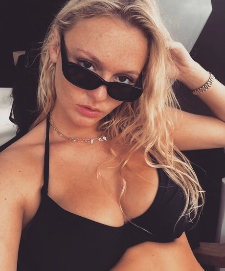 Poppyy Hopson is on onlyfans