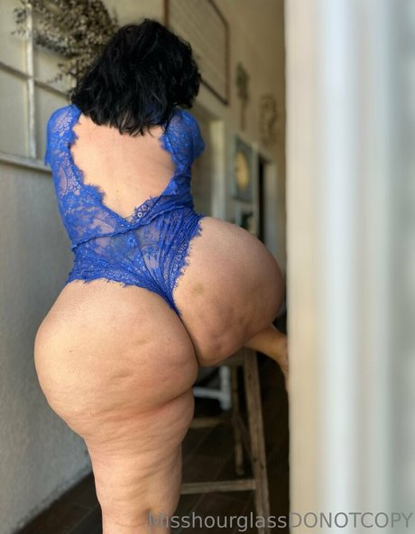 misshourglass onlyfans content type