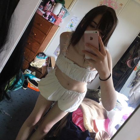 Tsuruko The Alien onlyfans sexy