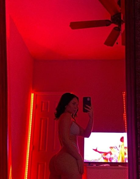 taylerhills onlyfans model