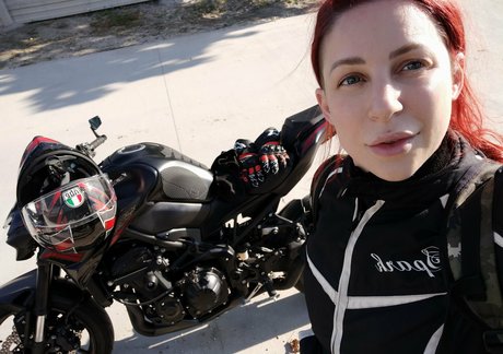 larraphoenix onlyfans explicit content