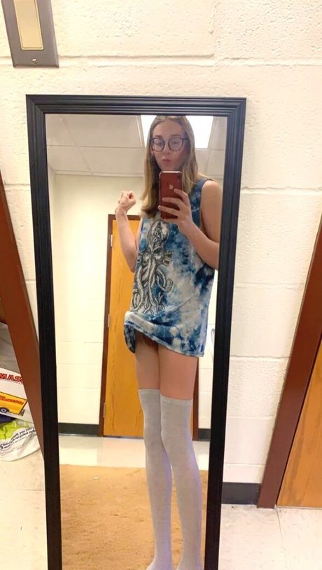 Zee R_ nude leak onlyfans