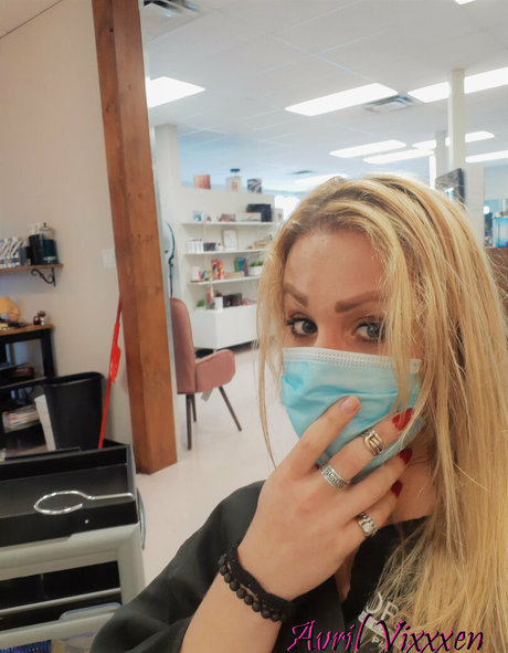 avrilvixxxen onlyfans model photos