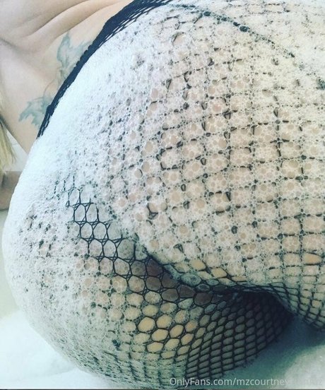 mzcourtneycummz onlyfans nide