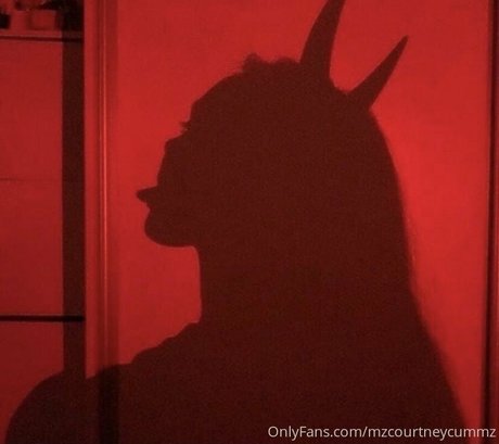 mzcourtneycummz nude porn onlyfans