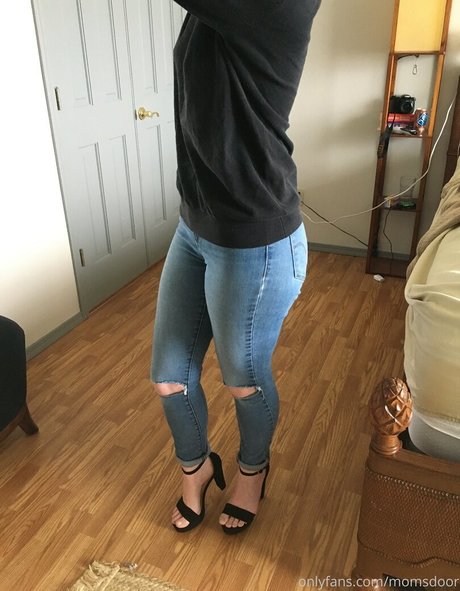 momsdoor onlyfans star