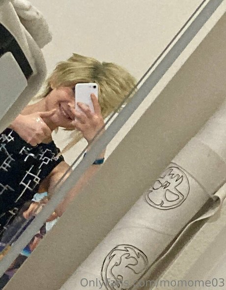 momome03 onlyfans topless