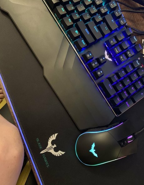 sexyredinbedfree Profile pic