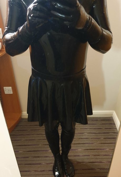 neonlatex onlyfans leajs